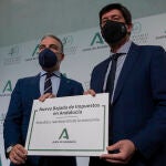 El vicepresidente de la Junta de Andalucía, Juan Marín (d), y el consejero de la Presidencia, Elías Bendodo (i)