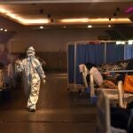 Un médico examina a los pacientes contagiados con covid-19 en una instalación especial cerca de uno de los hospitales de Nueva Delhi