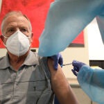 Una persona recibe una dosis de vacuna Pfizer contra el Covid-19, a 27 de abril de 2021, en el Hospital de Getafe, Madrid.