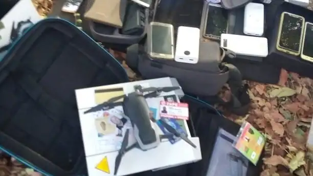 Las mochilas de David Beriain y Roberto Fraile con sus cámaras y objetos personales