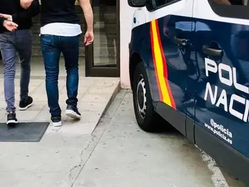 Imagen de archivo de una detención practicada por agentes de la Policía Nacional Imagen de archivo de una detención practicada por agentes de la Policía Nacional