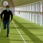 El candidato de Ciudadanos (Cs) a la presidencia de la Comunidad de Madrid, Edmundo Bal corre durante su visita al Estadio de Vallehermoso