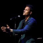 El cantante Dani Martín durante el concierto que ofrece hoy miércoles en Madrid, en el que presenta su nuevo videoclip "Como me gustaría contarte".