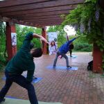 Simpatizantes realizan Yoga en una clase organizada por Más Madrid