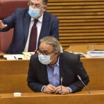 Manolo Mata se dirige a la bancada de Vox