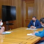 El presidente de la Diputación de Zamora, Francisco Requejo, se reúne con Ana Lobo, representante de la Plataforma de Usuarios del AVE en Zamora