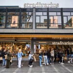 Los comercios no esenciales también reabrieron sus puertas este miércoles