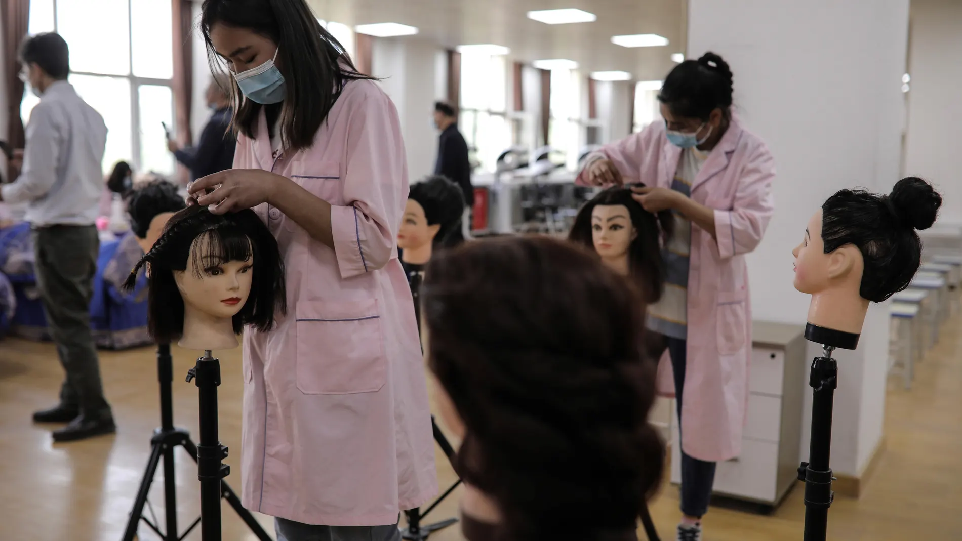 Unas alumnas de peluquería