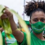 Una mujer participa una manifestación que exige la despenalización del aborto en tres causales hoy, en Santo Domingo