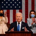 El presidente Joe Biden flanqueado por la vicepresidenta Kamala Harris y la presidenta de la Cámara de Representantes, Nancy Pelosi