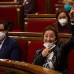 La portavoz del PSC, Alicia Romero, indica el sentido del voto a sus compañeros instalados en la tribuna de invitados junto a Salvador Illa
