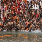 12 DE ABRIL DE 2021 Miles de hombres celebran sin ninguna medida de seguridad el Kumbh Mela, bañándose en el río Ganges para purificar su alma (AP Photo/Karma Sonam)