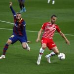 Roberto Soldado con el Granada frente al Barcelona.