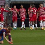 El Granada celebra uno de sus dos goles al Barcelona