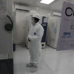 Trabajadores del Instituto Nacional de Laboratorios de Salud de Bolivia realizan un control de la cadena de frío durante el traslado de vacunas en La Paz