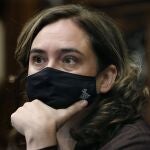 La alcaldesa de Barcelona, Ada Colau, durante el pleno ordinario del consistorio del mes de abri