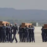 Llegada de los cuerpos de los periodistas españoles y su compañero irlandés a la Base Aeres de Torrejon.