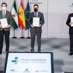 El presidente de la Junta de Andalucía, Juanma Moreno (c), el presidente de la Confederación Española de Organizaciones Empresariales (CEOE), Antonio Garamendi (i) y el presidente de la Confederación de Empresarios de Andalucía, Javier González de Lara