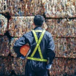 Trabajadores en una planta de recicladoAurema