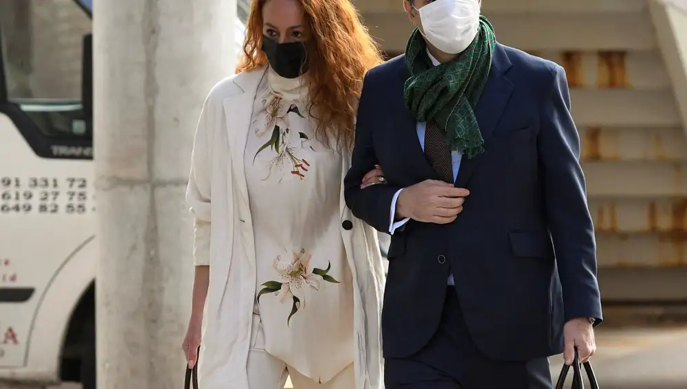 Rocío Carrasco, acompañada por su abogado, Javier Vasallo, a su llegada este viernes a los juzgados de Alcobendas para declarar por un delito de abandono del hogar.