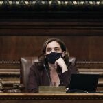 La alcaldesa de Barcelona, Ada Colau, durante un pleno del Consistorio el pasado abril