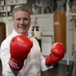 El líder laborista, Keir Starmer, visita un club de boxeo