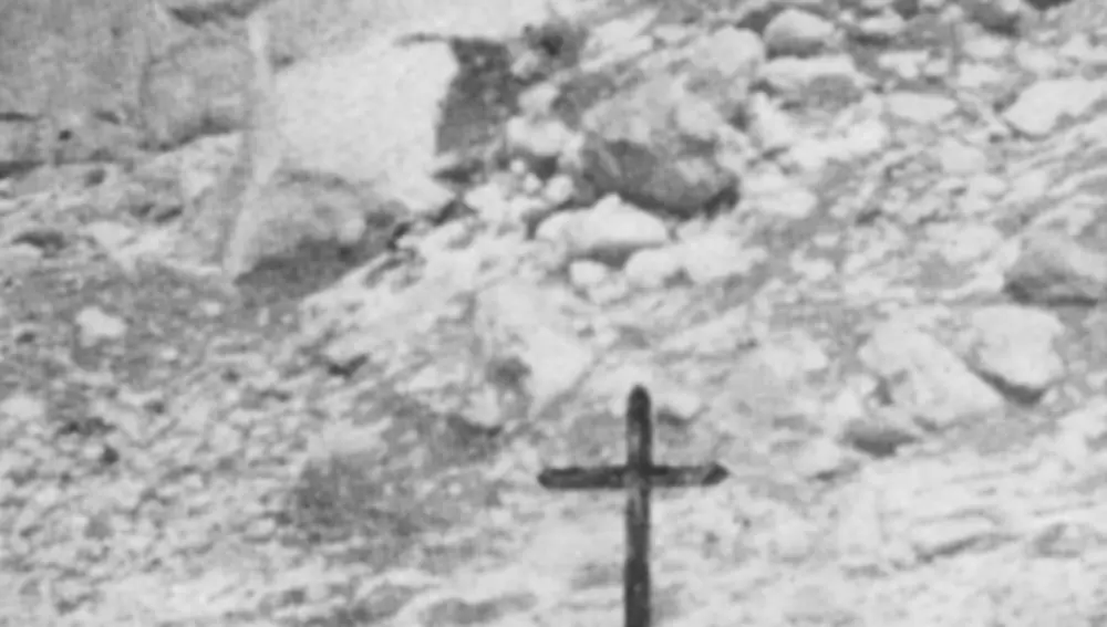 Vertientes del Puerto del Pico, la cruz señala el lugar donde enterraron al beato Damián