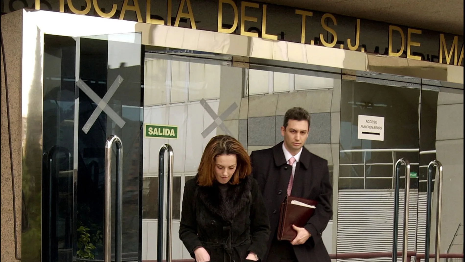 ROCIO CARRASCO JUNTO A SU ABOGADO SALIENDO DE LOS JUZGADOS DE MADRID