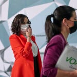 La presidenta en funciones, Isabel Díaz Ayuso, y la líder de Vox, Rocío Monasterio