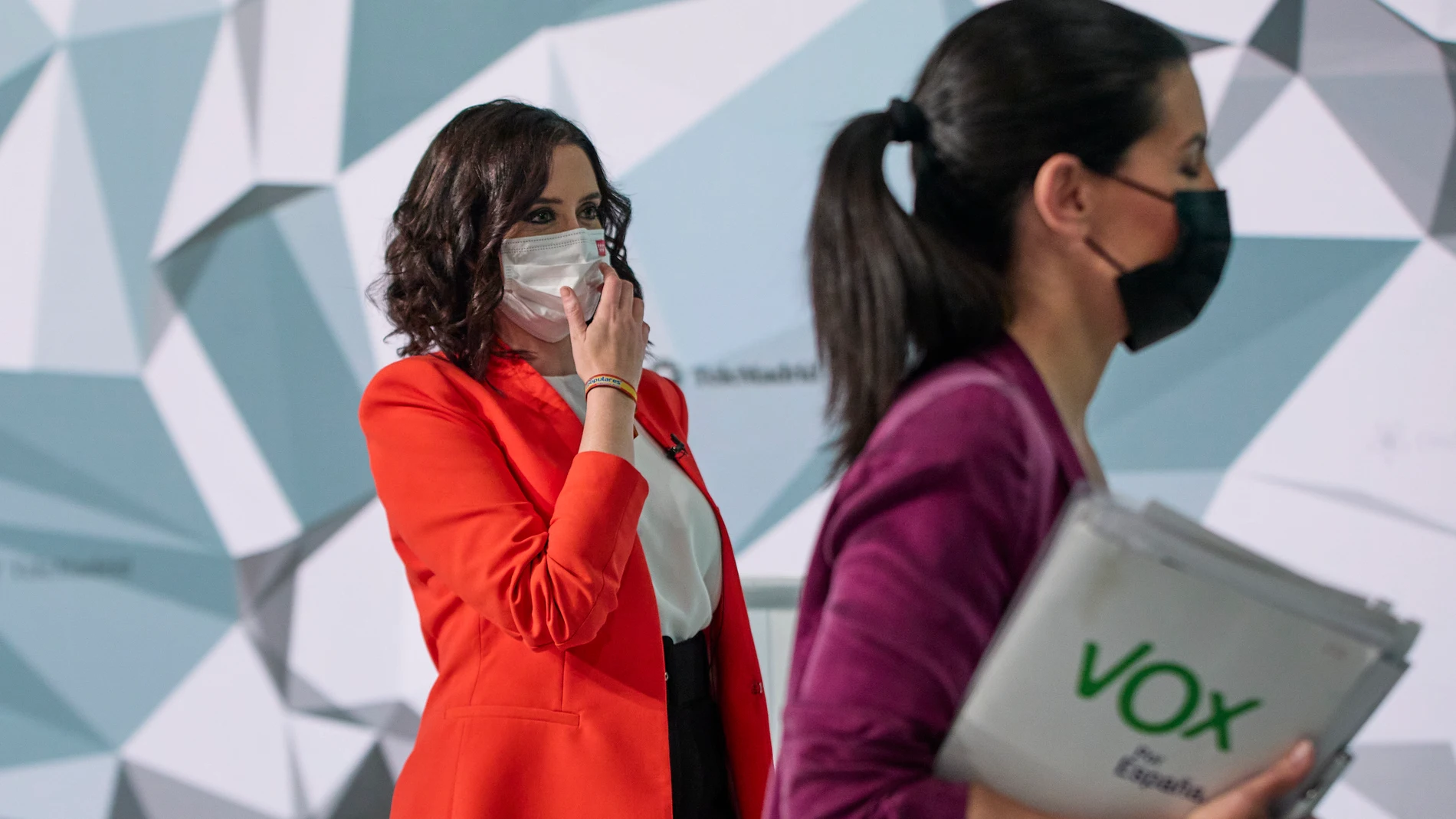 La presidenta en funciones, Isabel Díaz Ayuso, y la líder de Vox, Rocío Monasterio
