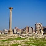 La Columna de Pompeyo domina su entorno en Alejandría.