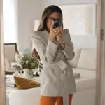 María Fernández Rubíes con pantalones naranja y blazer cruzada en Instagram/ Instagram @mariafrubies