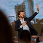 El presidente del PP, Pablo Casado interviene en el último acto de campaña del partido, en el barrio de Salamanca, a 2 de mayo de 2021, en Madrid
