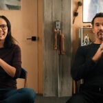 Charlotte Nicdao (a la izquierda) y Rob McElhenney, que también es uno de los guionistas principales, protagonizan esta «sit-com» sobre la convulsa industria del videojuego