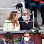 Luis Miguel Rodríguez 'El Chatarrero' y Samira en la plaza de toros de las Ventas, a 2 de mayo de 2021, en Madrid, España.