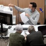 Un trabajador de la Agencia Tributaria atiende a dos personas