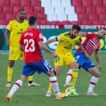 Roberto Soldado disputa un balón con José Mari, del Cádiz