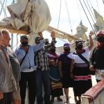 Tripulación del barco y miembros del Ejercito Zapatista de Liberación Nacional (EZLN) se despiden hoy al salir rumbo a Europa desde Isla Mujeres