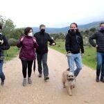 Pablo Iglesias (2d), candidato de Unidas Podemos para las elecciones autonómicas del 4 de mayo en la Comunidad de Madrid, pasea junto a su perro y las candidatas y candidatos de la formación a la Asamblea de Madrid durante la jornada de reflexión.