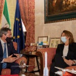 El alcalde de Sevilla, Juan Espadas (i), durante un encuentro con la vicepresidenta cuarta y ministra para la Transición Ecológica y el Reto Demográfico, Teresa Ribera (d)