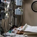 Vista de pacientes en una Unidad de Cuidados Intensivos en un hospital. EFE/Juan Ignacio Roncoroni