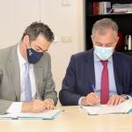 El alcalde de Tomares, José Luis Sanz, en la firma del convenio con la ROSS