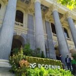 El logotipo de Ecoener decora la fachada del Palacio de la Bolsa en Madrid con motivo de su debut, ayer, en bolsa