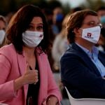 La candidata a la presidencia a la Comunidad de Madrid por el PP, Isabel Díaz Ayuso, y el alcalde madrileño, José Luis Martínez-Almeida, durante el acto de cierre de campaña