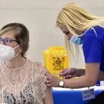 Una sanitaria inyecta la vacuna de Sinovac en Podgorica, Montenegro