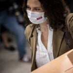 Isabel Díaz Ayuso, esta mañana votando con look informal. Efe