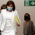 La presidenta del PPCV y Portavoz del grupo parlamentario, Isabel Bonig, a su llegada a la sesión de control tras anunciar que no se presentará a la reelección de su cargo en el próximo congreso del PPCV