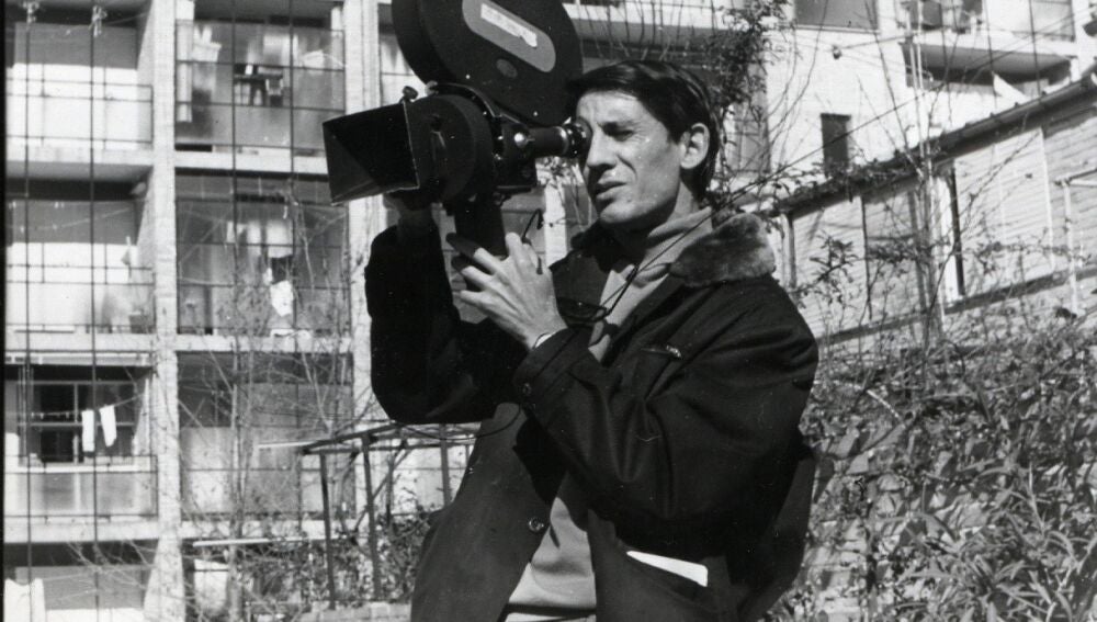 Fotografía de Martín Patino con la cámara durante la filmación de algún spot publicitarioLEGADO FAMILIAR05/05/2021