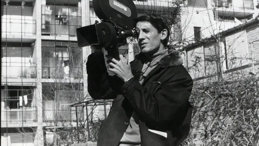 Fotografía de Martín Patino con la cámara durante la filmación de algún spot publicitarioLEGADO FAMILIAR05/05/2021