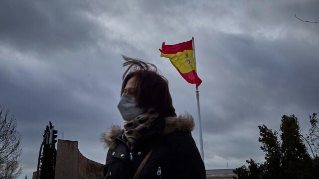 Una mujer en la plaza de Colón de la ciudad de Madrid